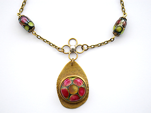Halskette mit Rosenglas und Kreuz